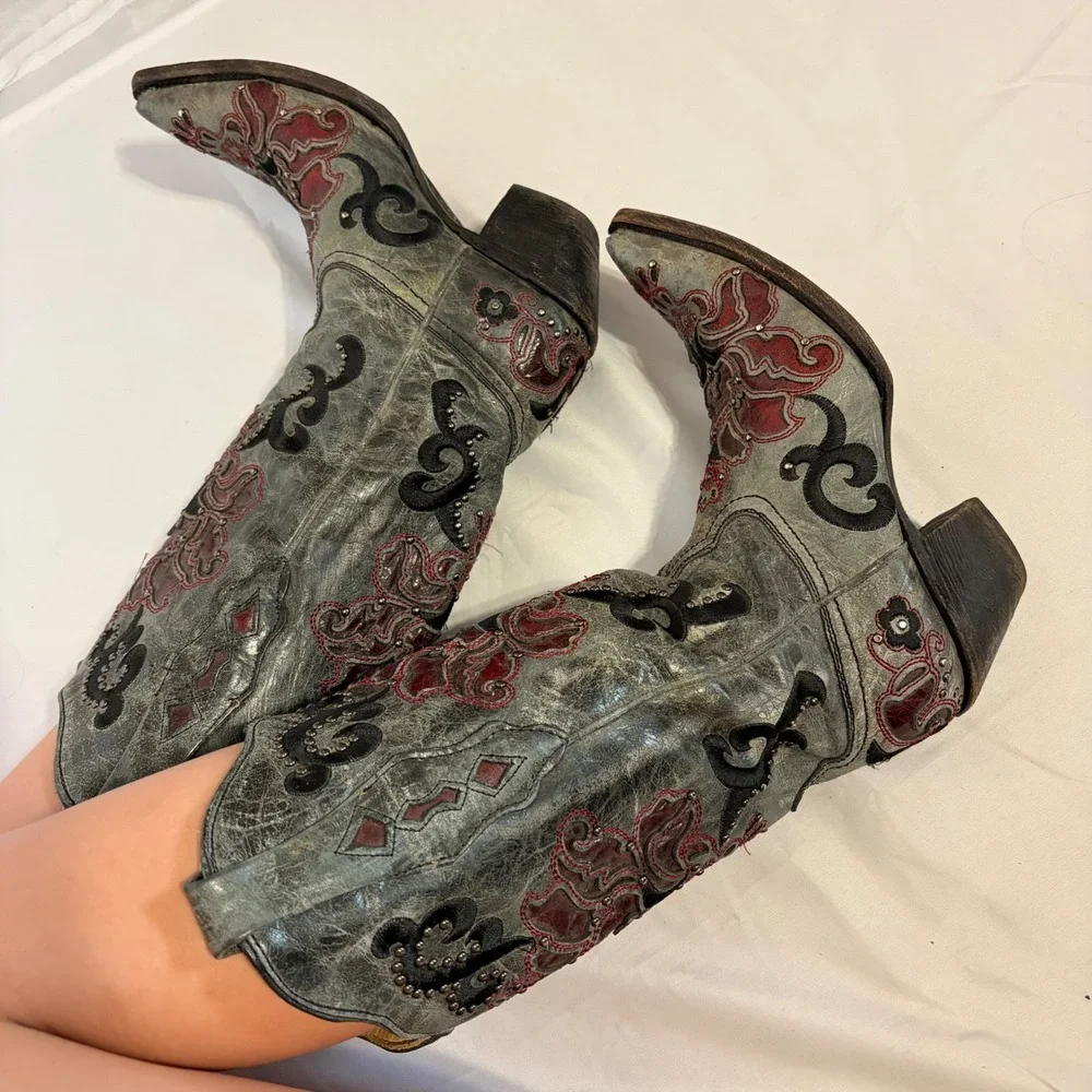 Corral Stunning Grey cowboy boots with red embroidered and studded detailing